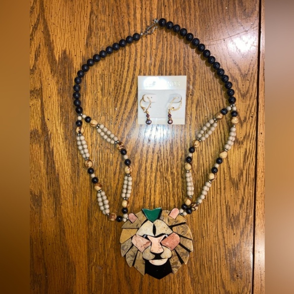 Lee Sands Lion Medallion Sponge Coral Colla Necklace & Earrings